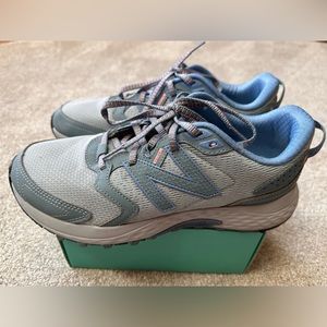 Women’s New Balance 410 V7 Trail Running Sneakers; size 10B